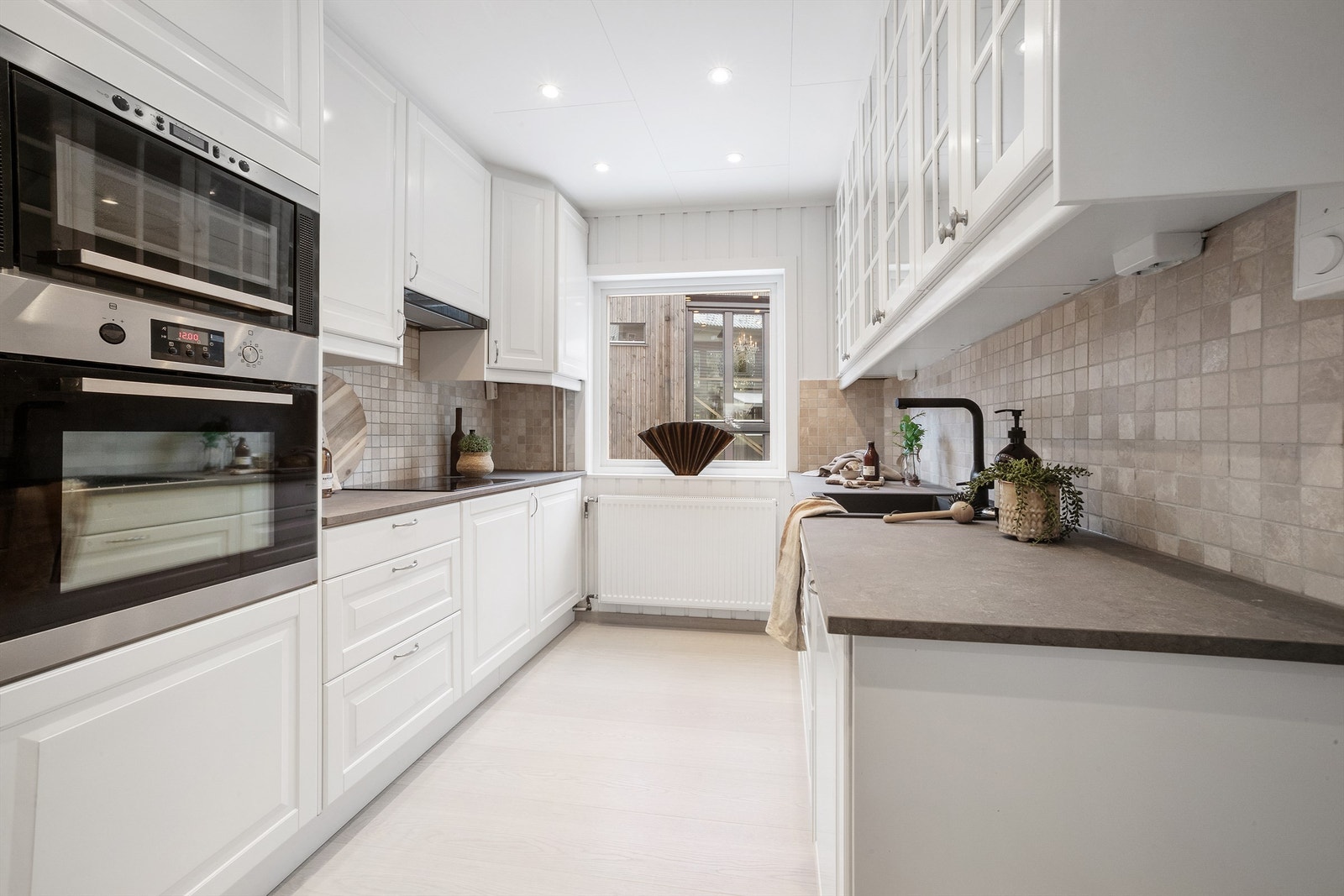 Klassisk kjøkken med profilerte fronter og laminat benkeplate. Galleribilde