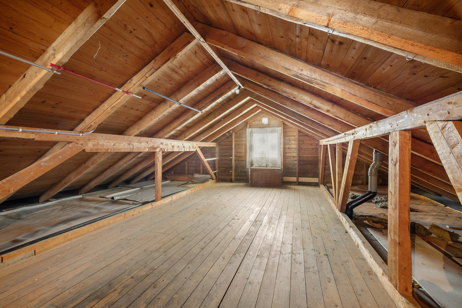 Uinnredet loftsrom på ca. 20 kvm. Galleribilde