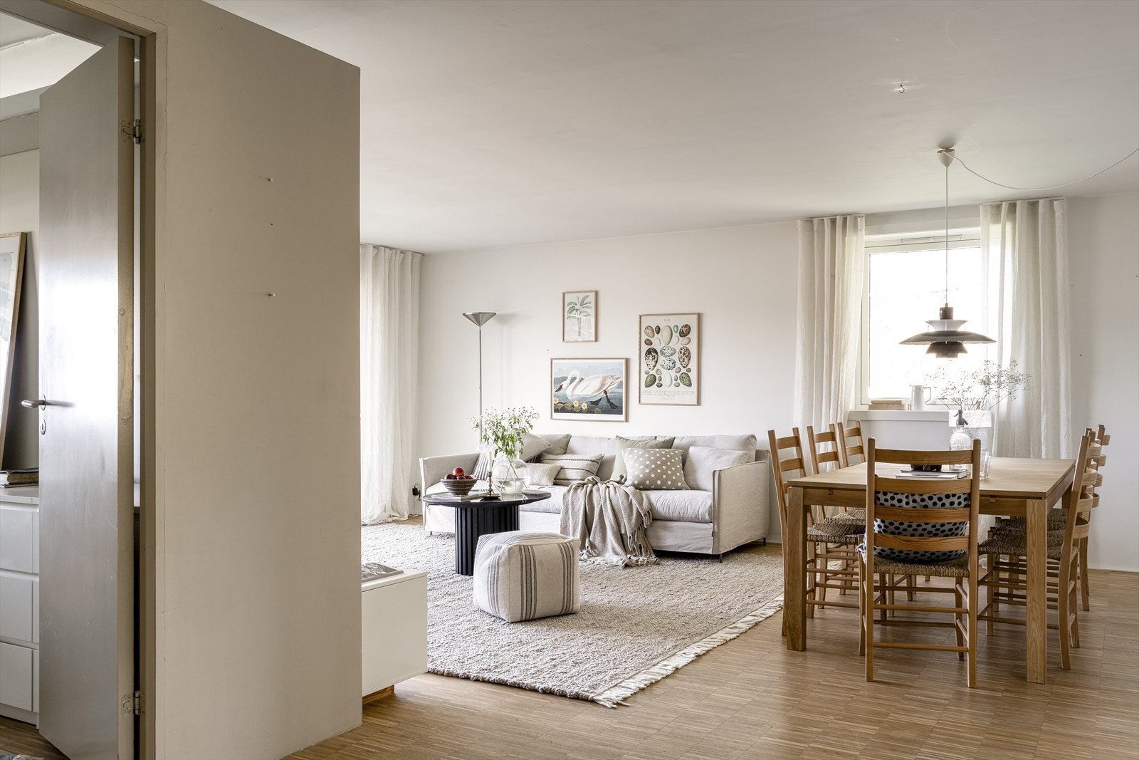 Stor og lys stue med god mulighet for tv/sofa sone og spisegruppe Galleribilde