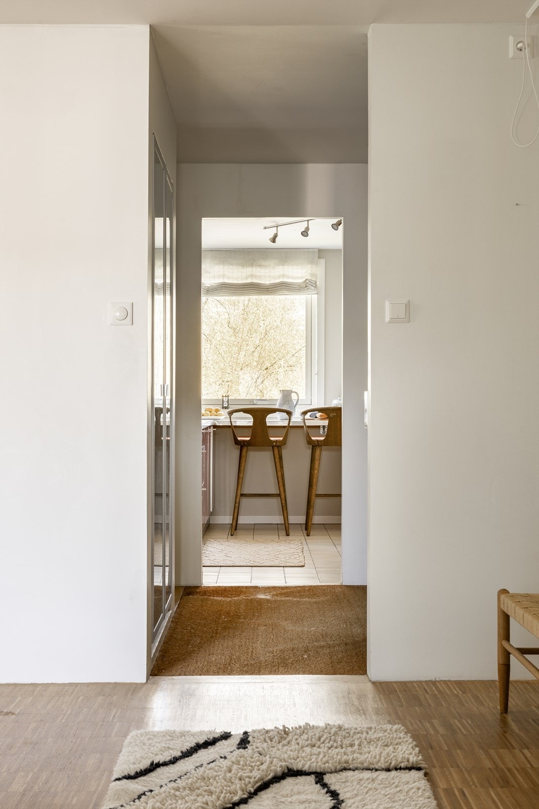 Fra soverommet/stuen kan vi se forvi entré og inn til kjøkken Galleribilde