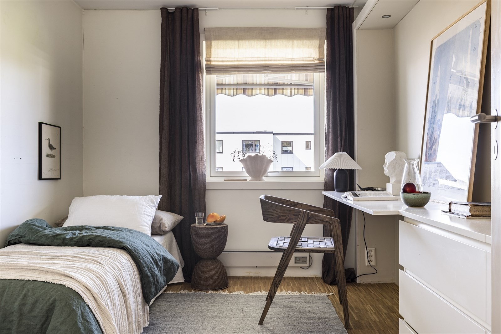 Rommet passer utmerket som barnerom, gjesterom eller kontor Galleribilde