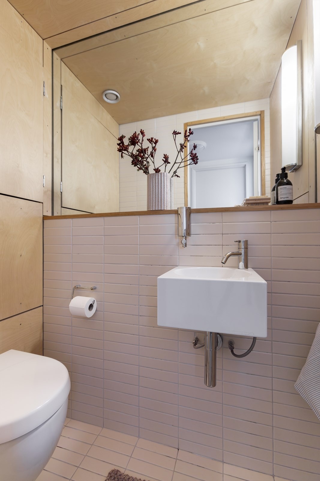 Ved siden av badet er det separat WC Galleribilde