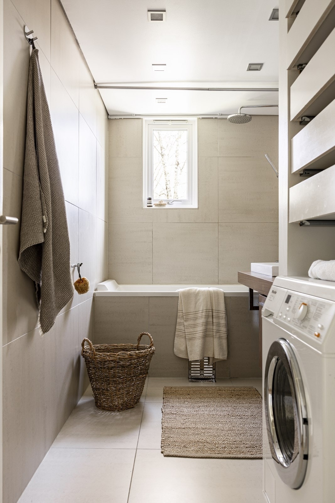 Badet ble pusset opp i 2008 ifølge tidligere eier. Flislagt med varmekabler Galleribilde