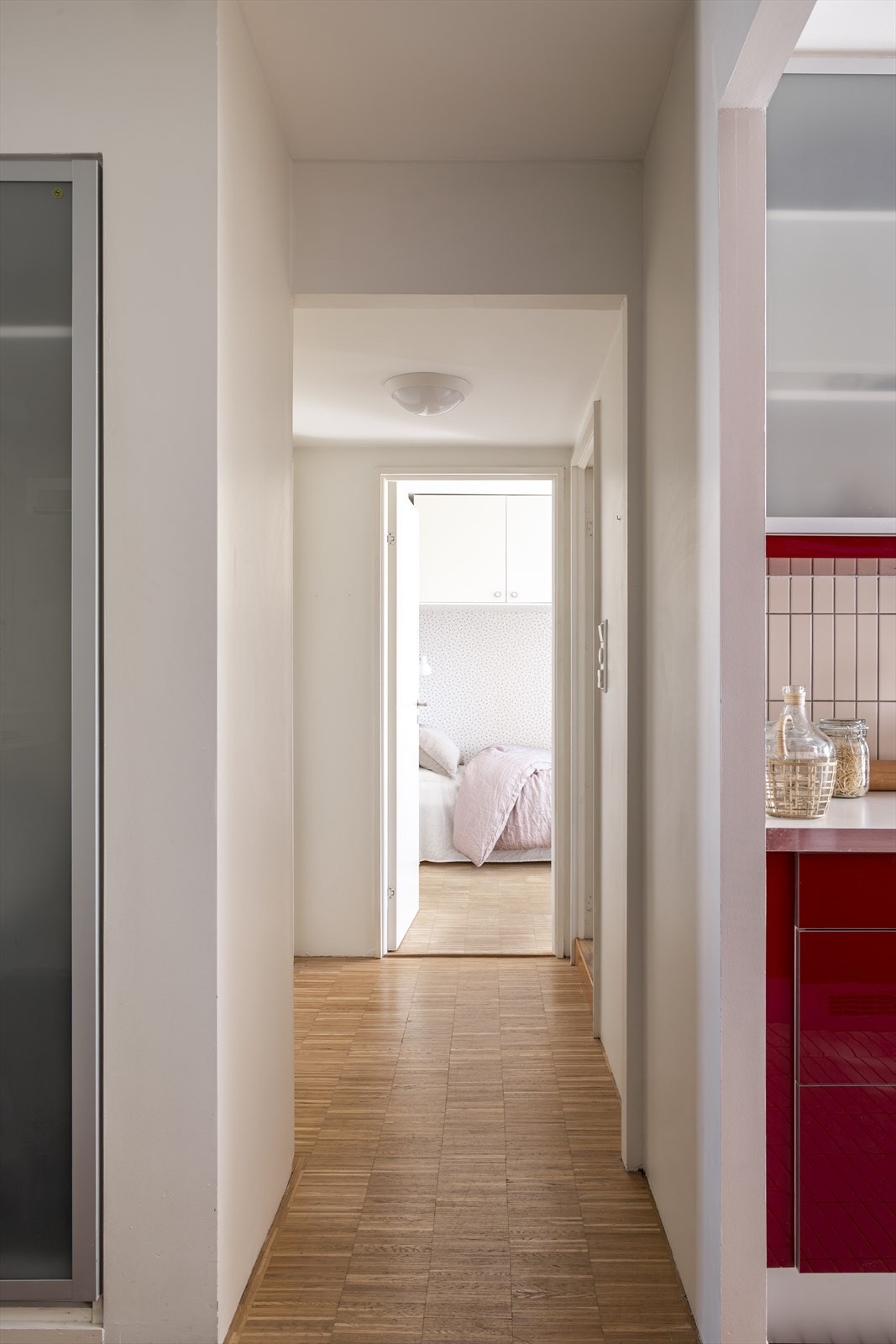 Fra entré/kjøkken ser vi til soverom 3, samt har bad og wc imellom Galleribilde