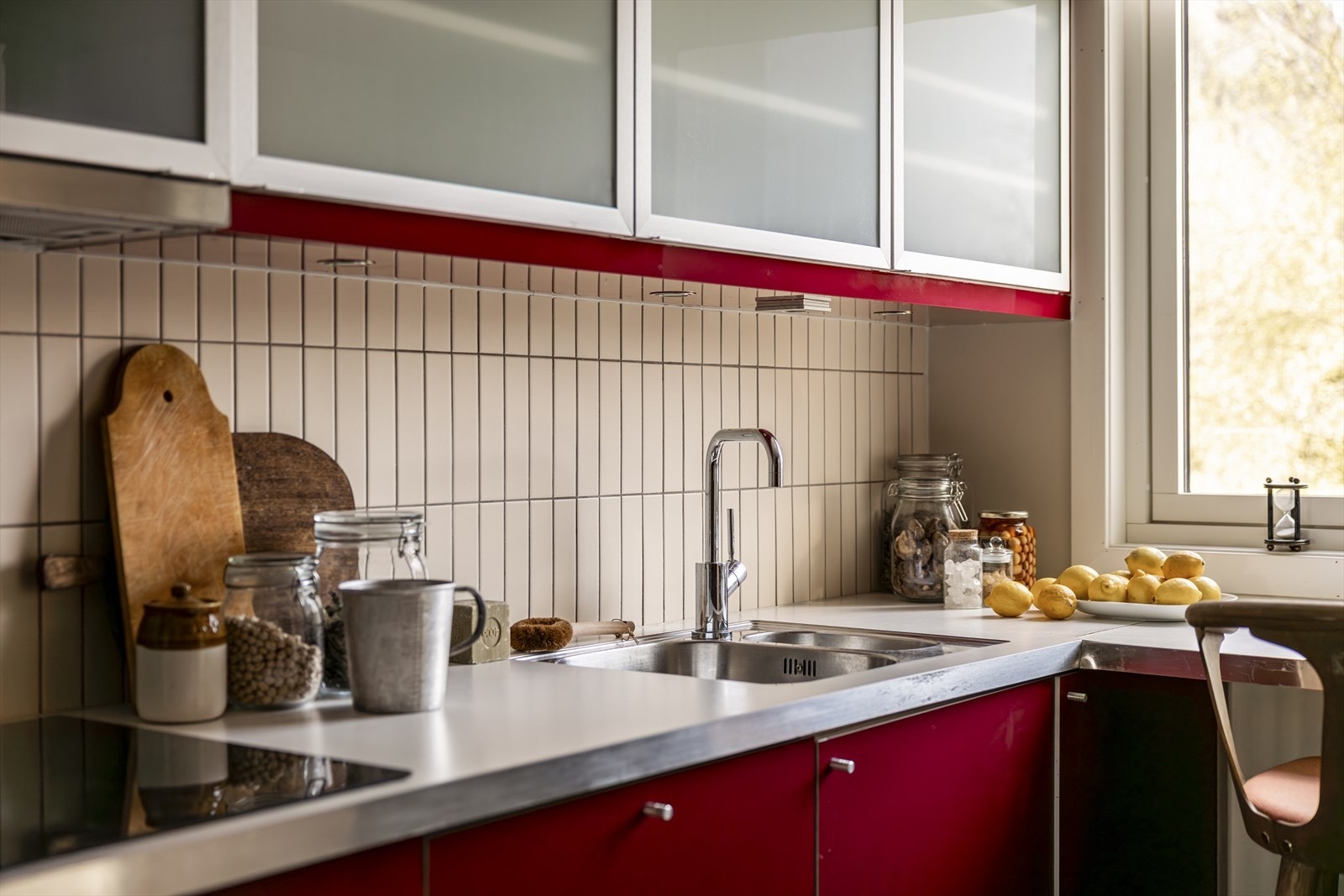 Laminat benkeplate, ventilator med kullfilter samt sentralt avtrekk Galleribilde