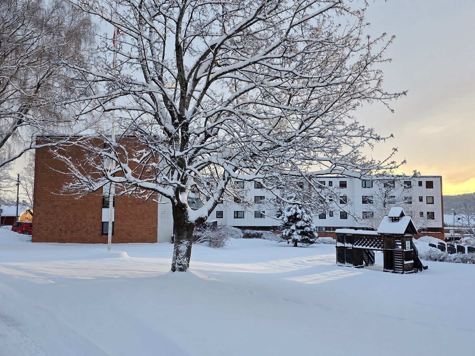 Eiendommen ligger sentralt på Kolsås med kort gangavstand til senter, T-bane, barnehage og skole, samt enkel adkomst til Oslo på ca. 25 minutter. Galleribilde