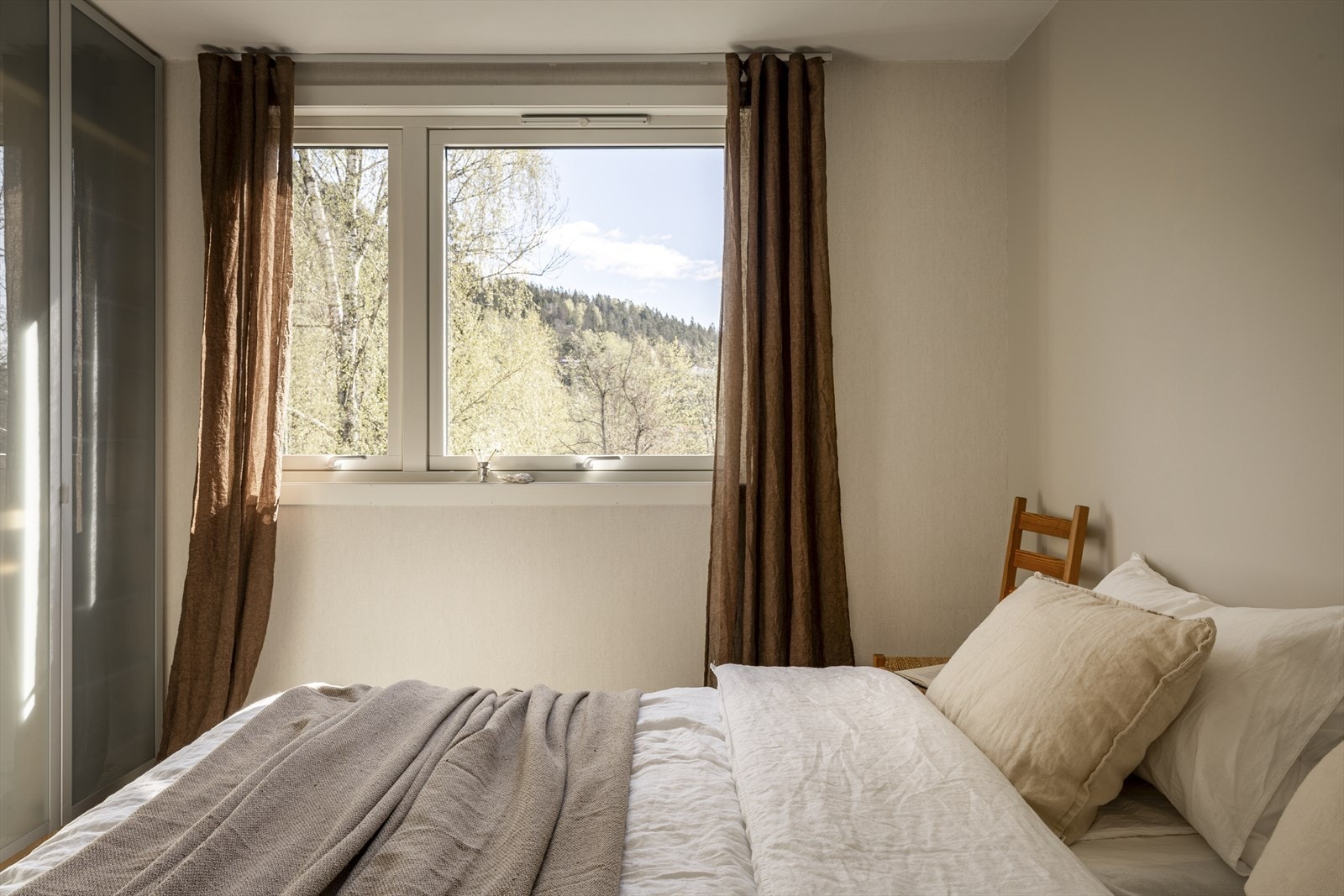 Rommet byr på hyggelig utsyn samt god plass til dobbeltseng Galleribilde