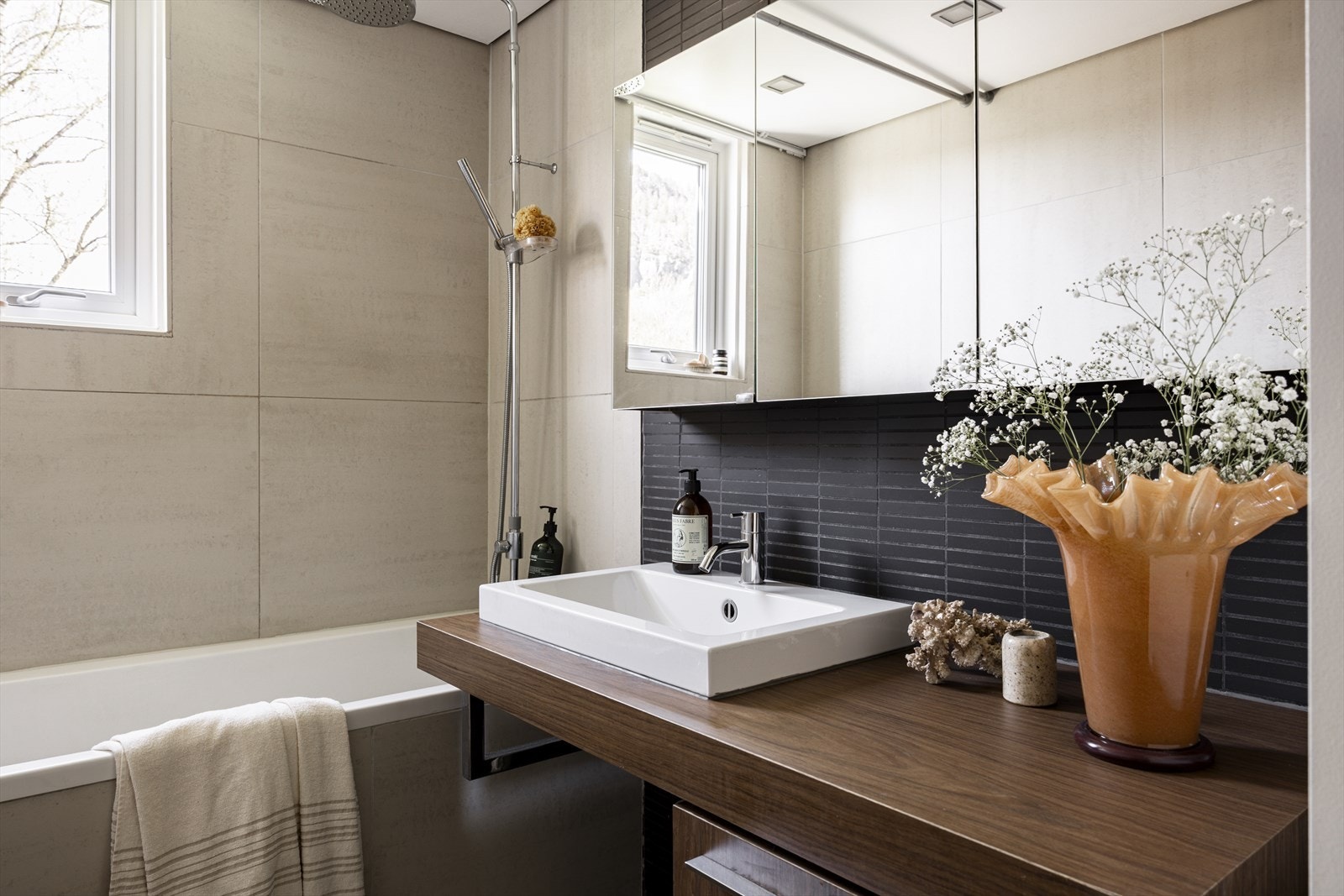 Pen servant med skap og felles makinsk avtrekk i rommet Galleribilde