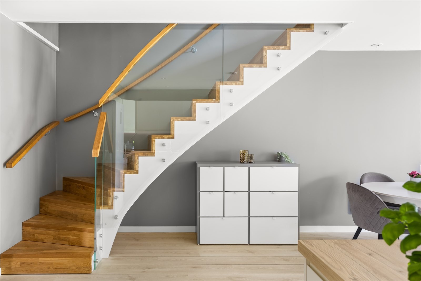 Lekker trapp med glassrekkverk. Galleribilde