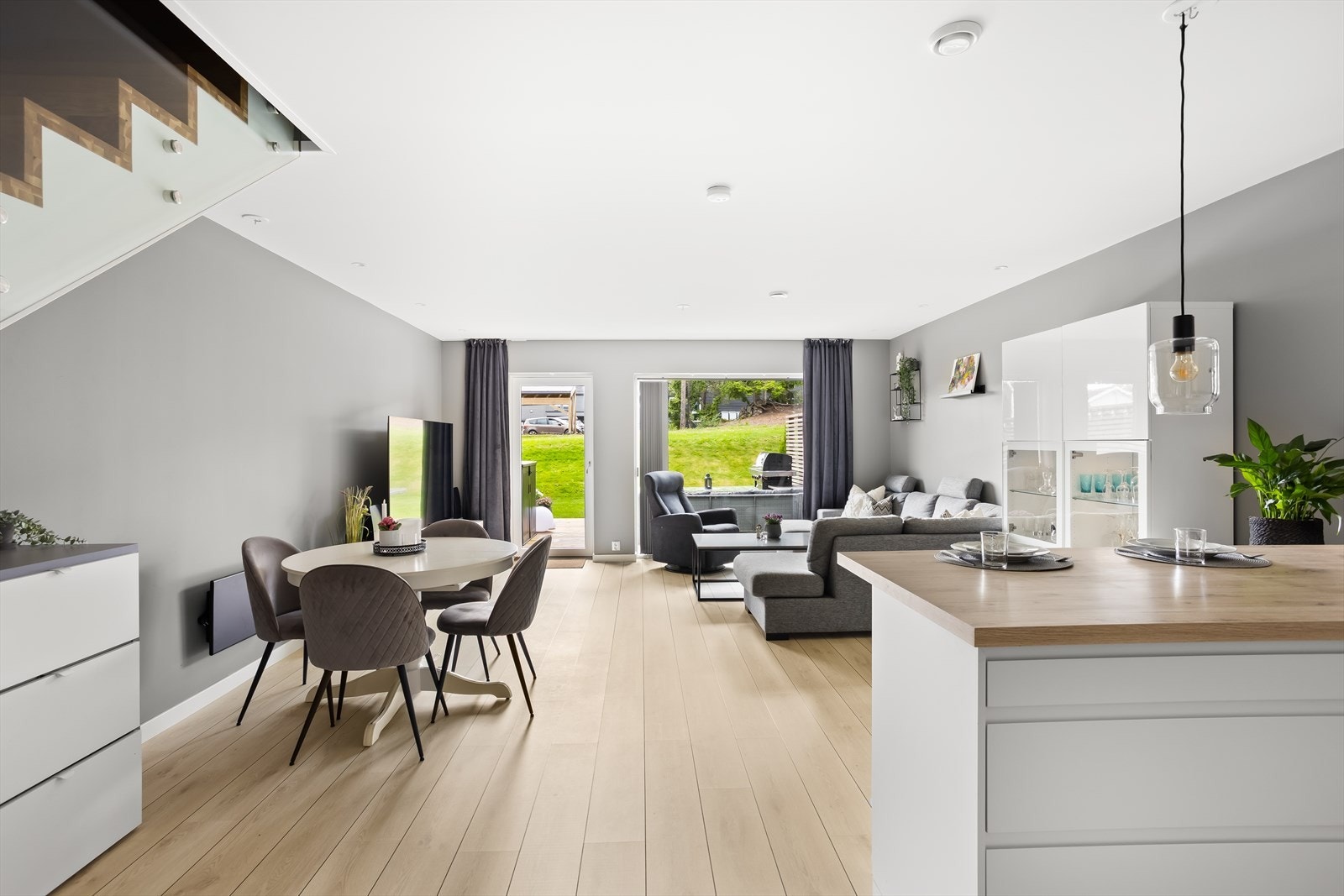 Boligen har en åpen stue/kjøkkenløsning som gjør rommet til et hyggelig og sosialt oppholdsrom. Galleribilde