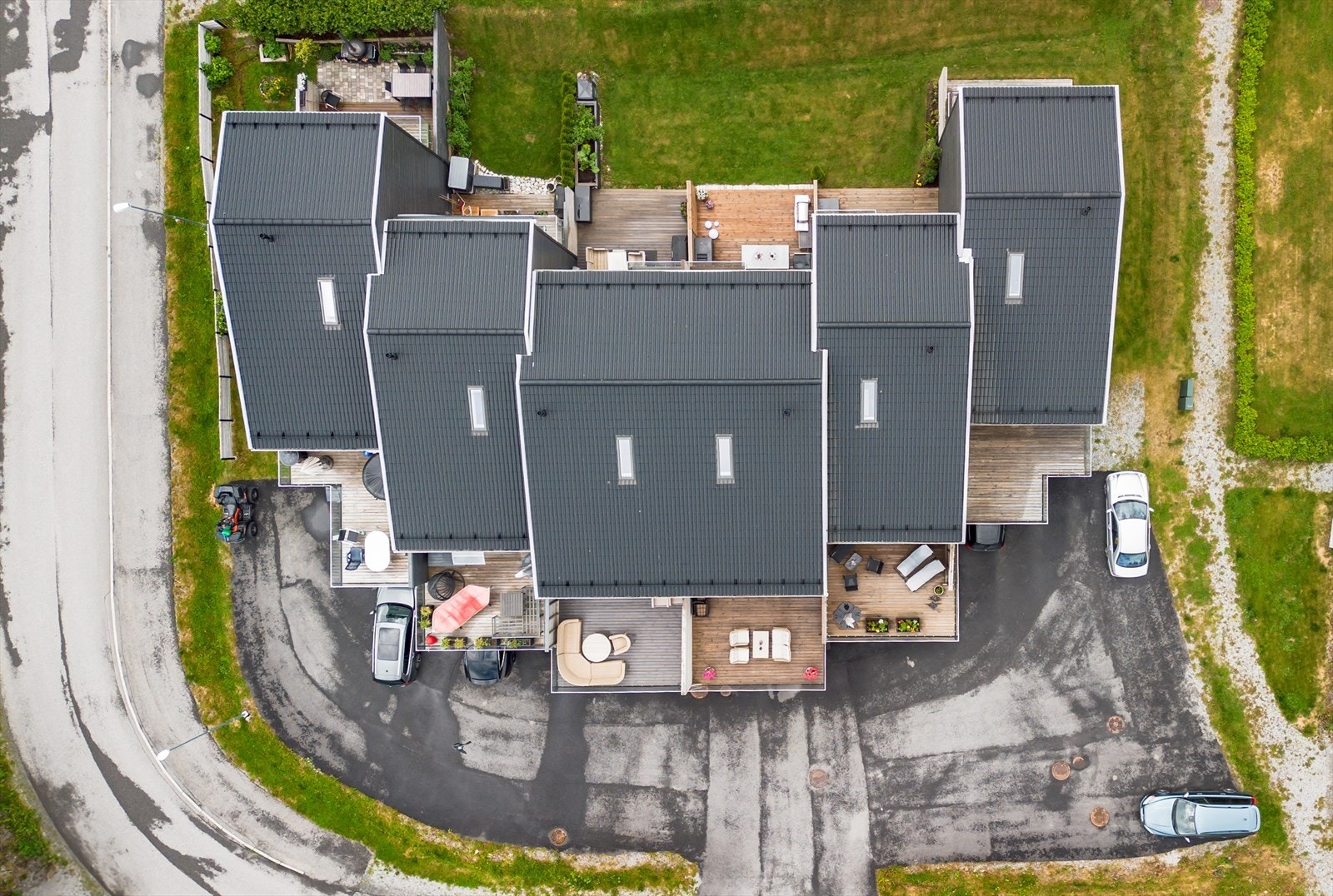 Det er ca. 1,4 km til Eidsvoll sentrum/Sundet som er kommunesentrum og 5 min å kjøre til Eidsvoll stasjon. Galleribilde