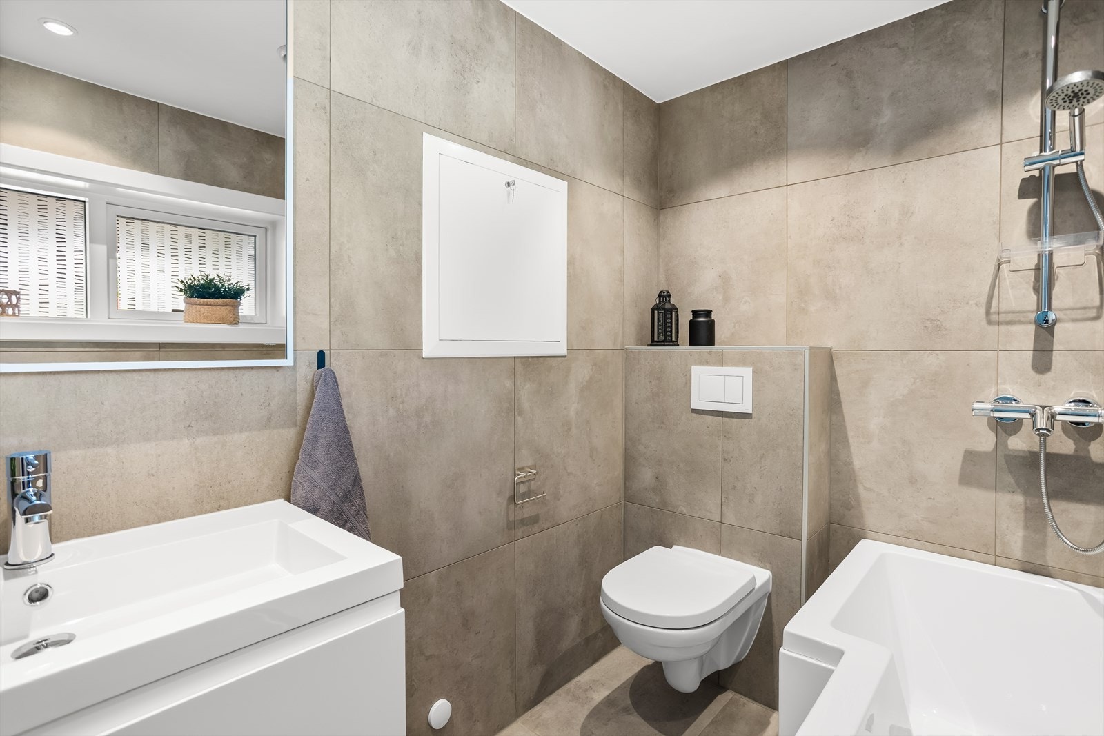 Pent bad med gulvvarme, spotter i tak og balansert ventilasjon. Galleribilde