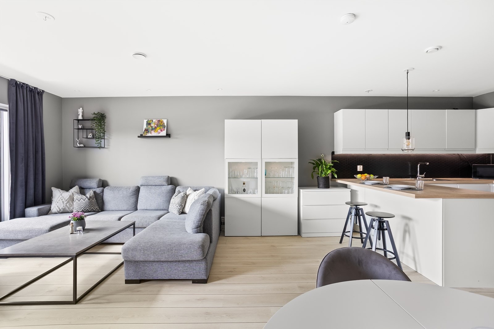 Veggene er malt i delikate farger og på gulvet er det lagt parkett. Galleribilde