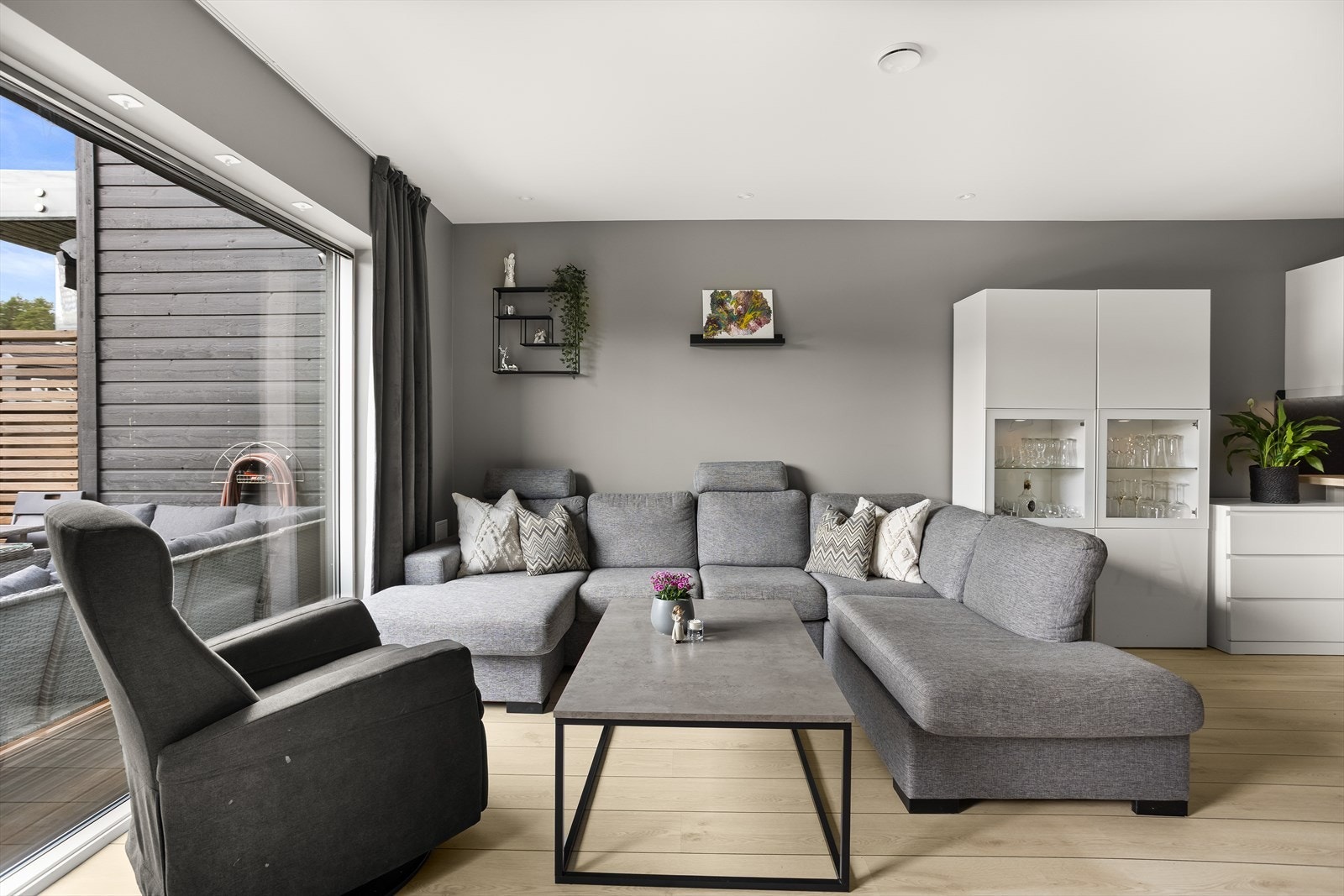 Store vindusflater slipper inn rikelig med naturlig lys og skaper en luftig atmosfære. Galleribilde