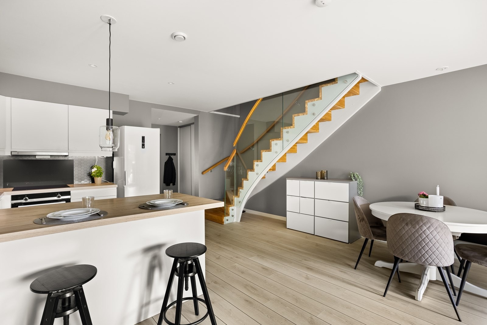 Denne moderne boligen strekker seg over tre plan og byr på en god planløsning. Galleribilde