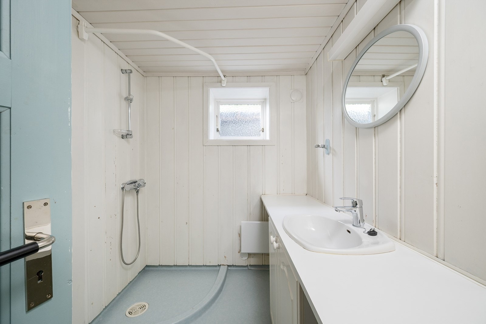 Innredet baderom i kjeller har dusjhjørne og servant innredning Galleribilde