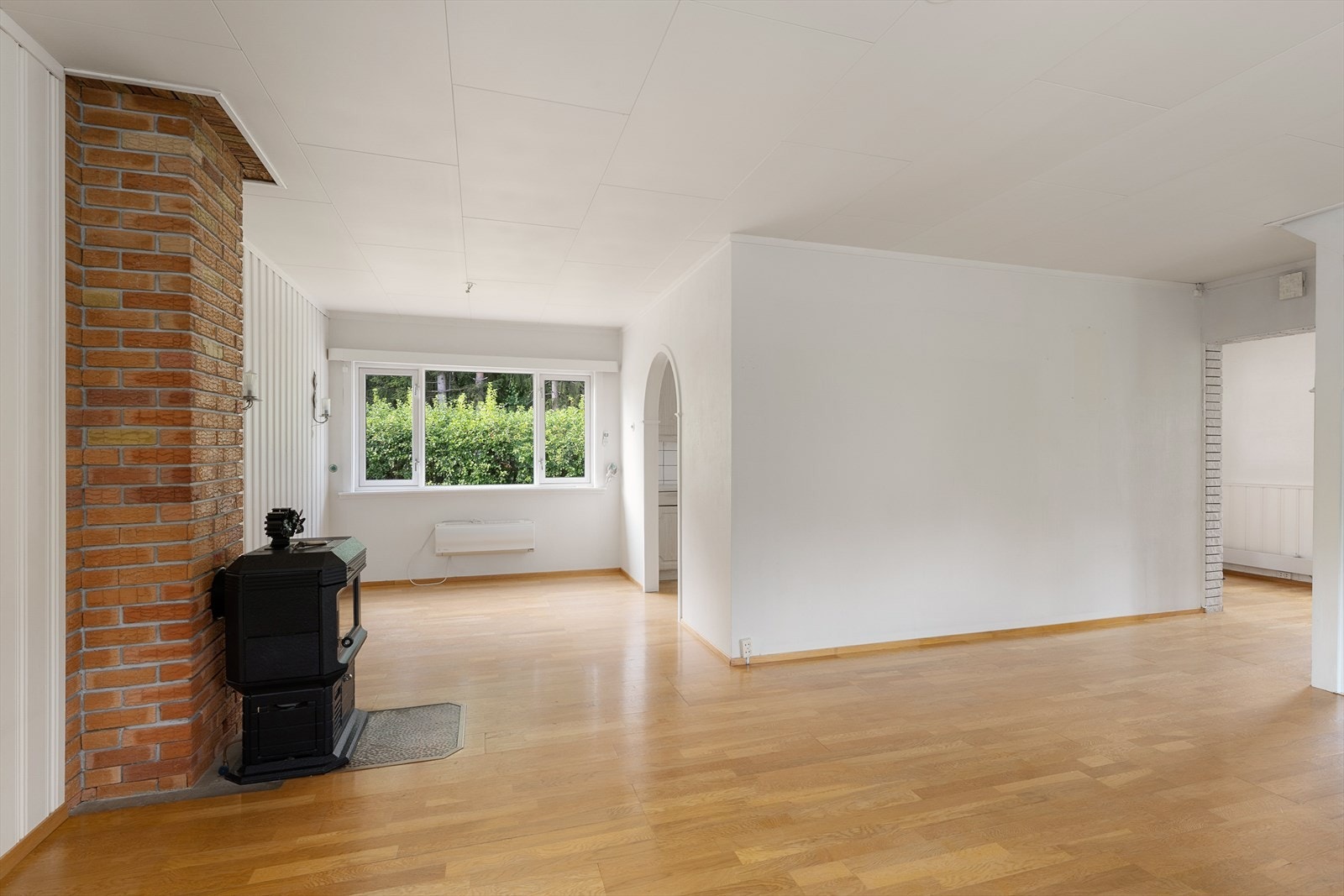 Rommet har innsatt peisovn og varmepumpe som bidrar med god temperatur Galleribilde