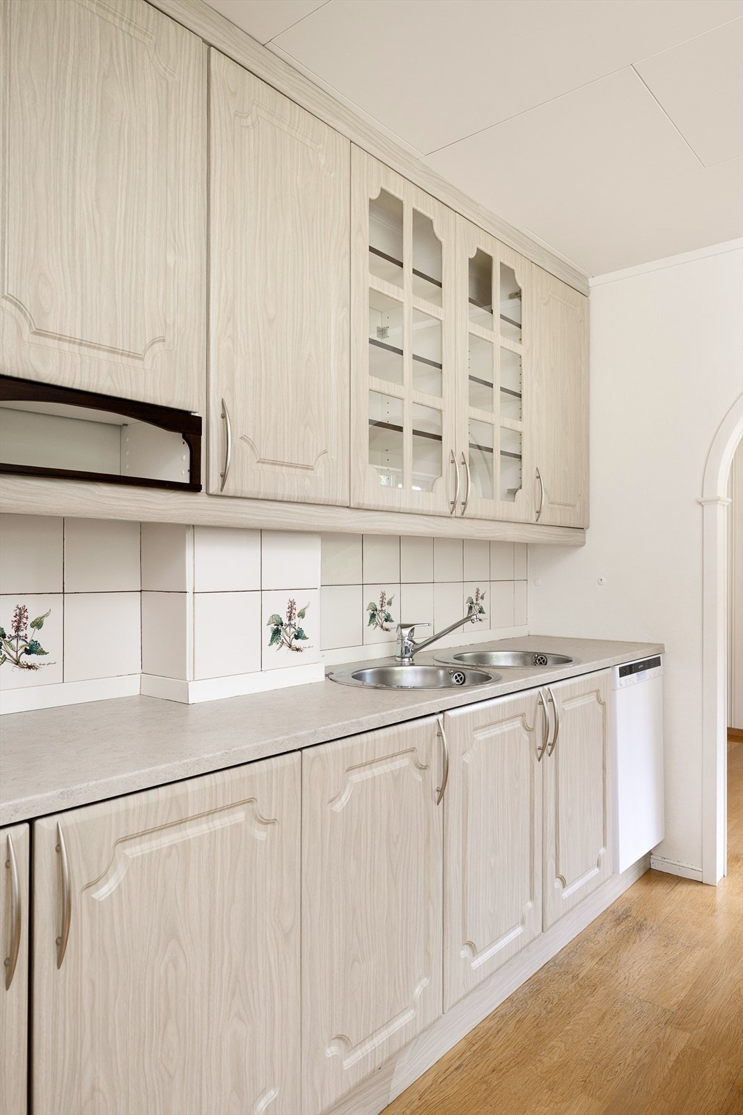 Rommet har godt med over- og underskap for oppbevaring av redskap Galleribilde