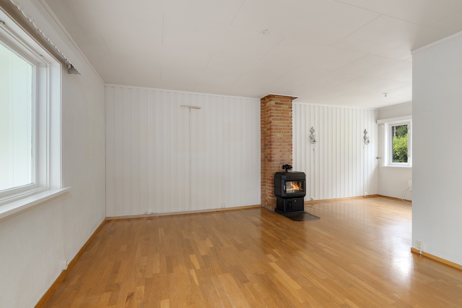 Oppholdsrommet har gode muligheter for møblering av sofa- og spisegruppe Galleribilde