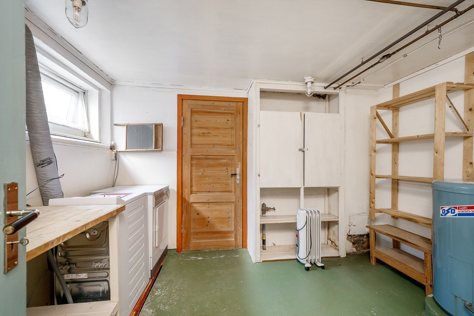 Vaskerom i kjeller med opplegg til vask- og tørkemaskin. Varmtvannsbereder er plassert her Galleribilde