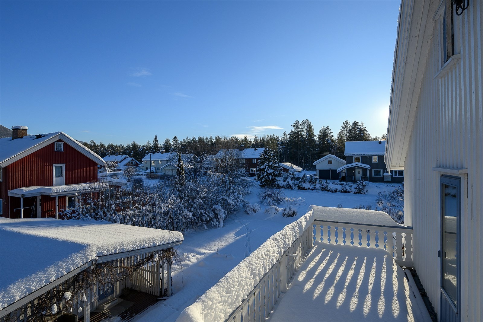 Veranda fra annen etasje med utsyn over området Galleribilde