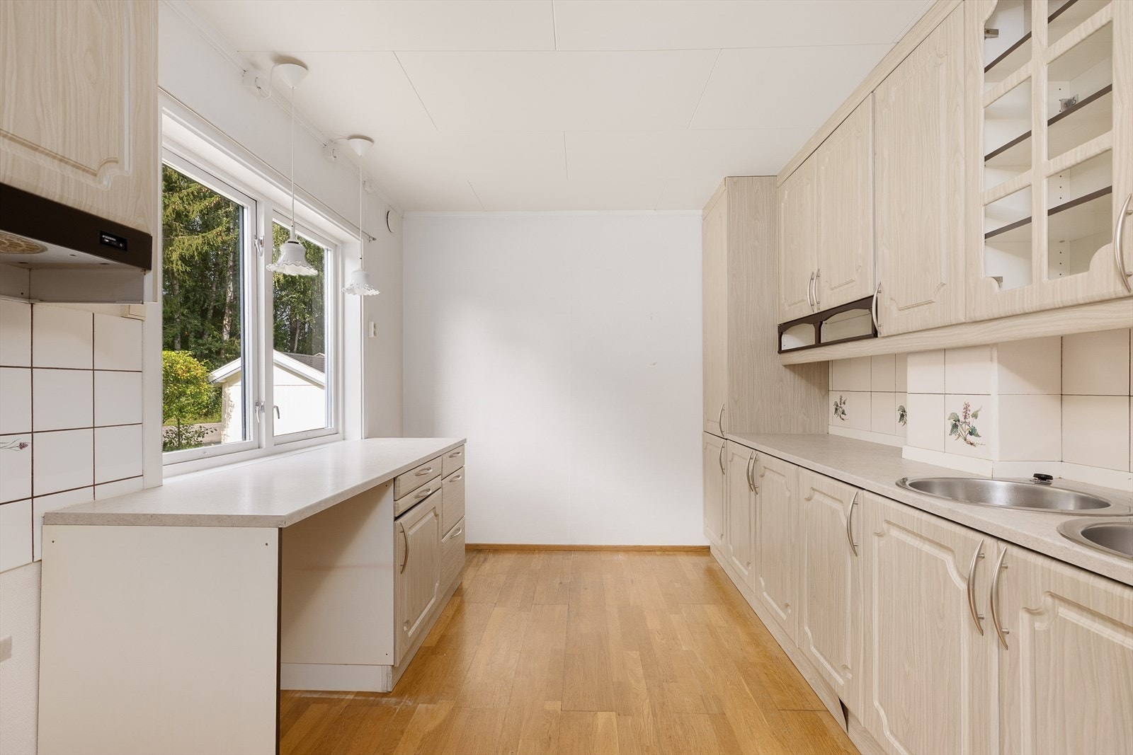 Kjøkkenet har innredning med profilerte fronter og laminat benkeplate Galleribilde