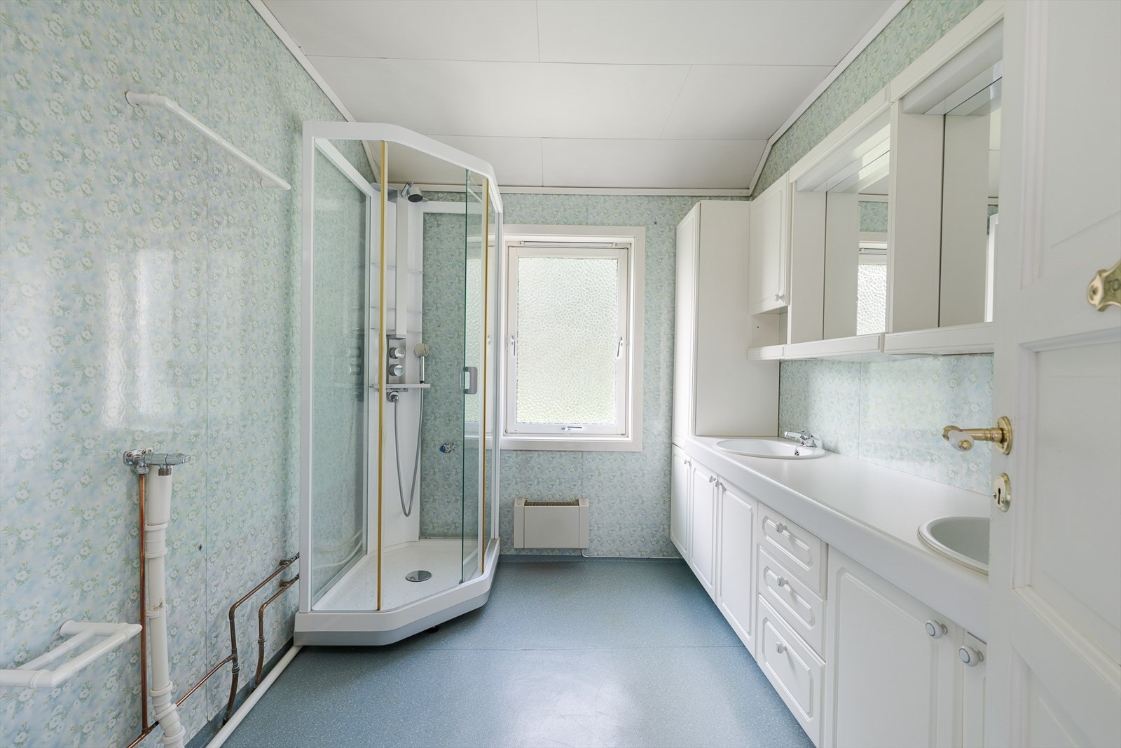 Baderom med dusjkabinett og dobbel servant innredning med underskap og vegghengte speil Galleribilde