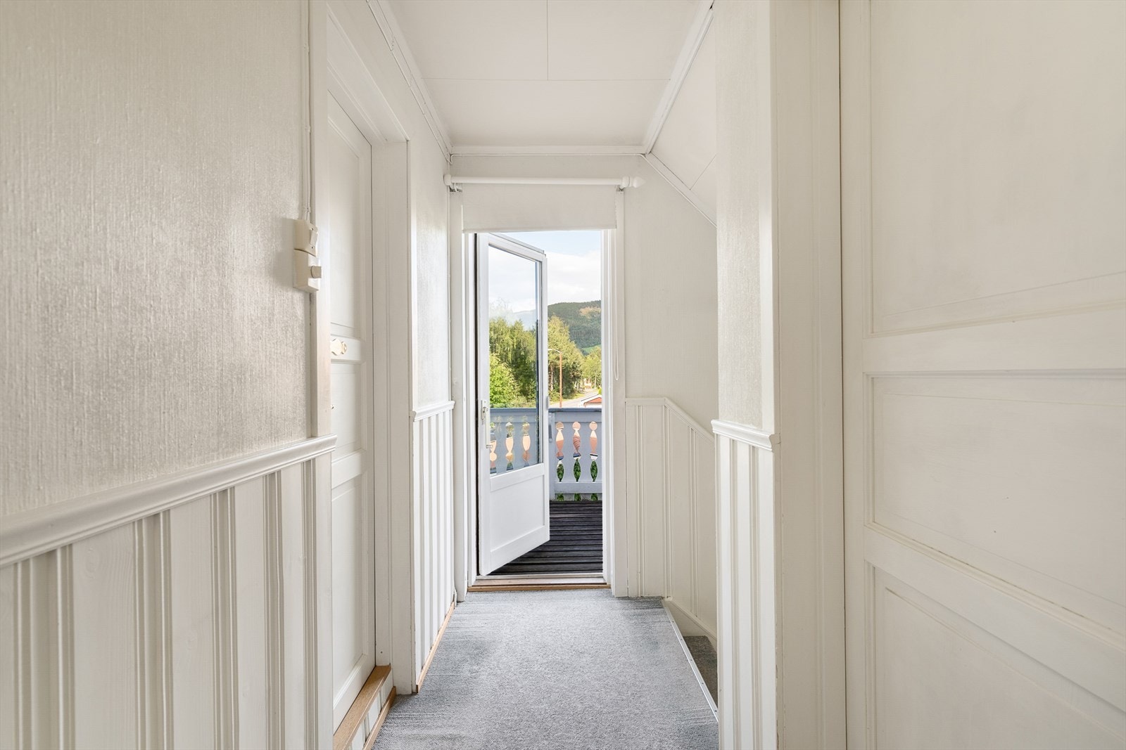 Gang fra 2. etasje har utgang til veranda med plass til utemøbler Galleribilde