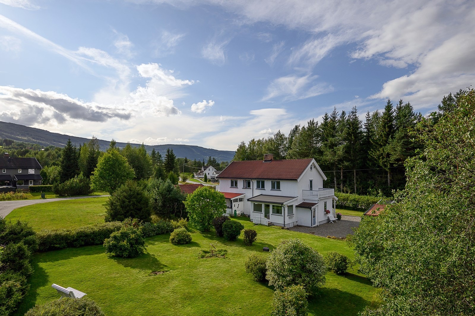 Sommerbilde med oversikt over eiendommen Galleribilde