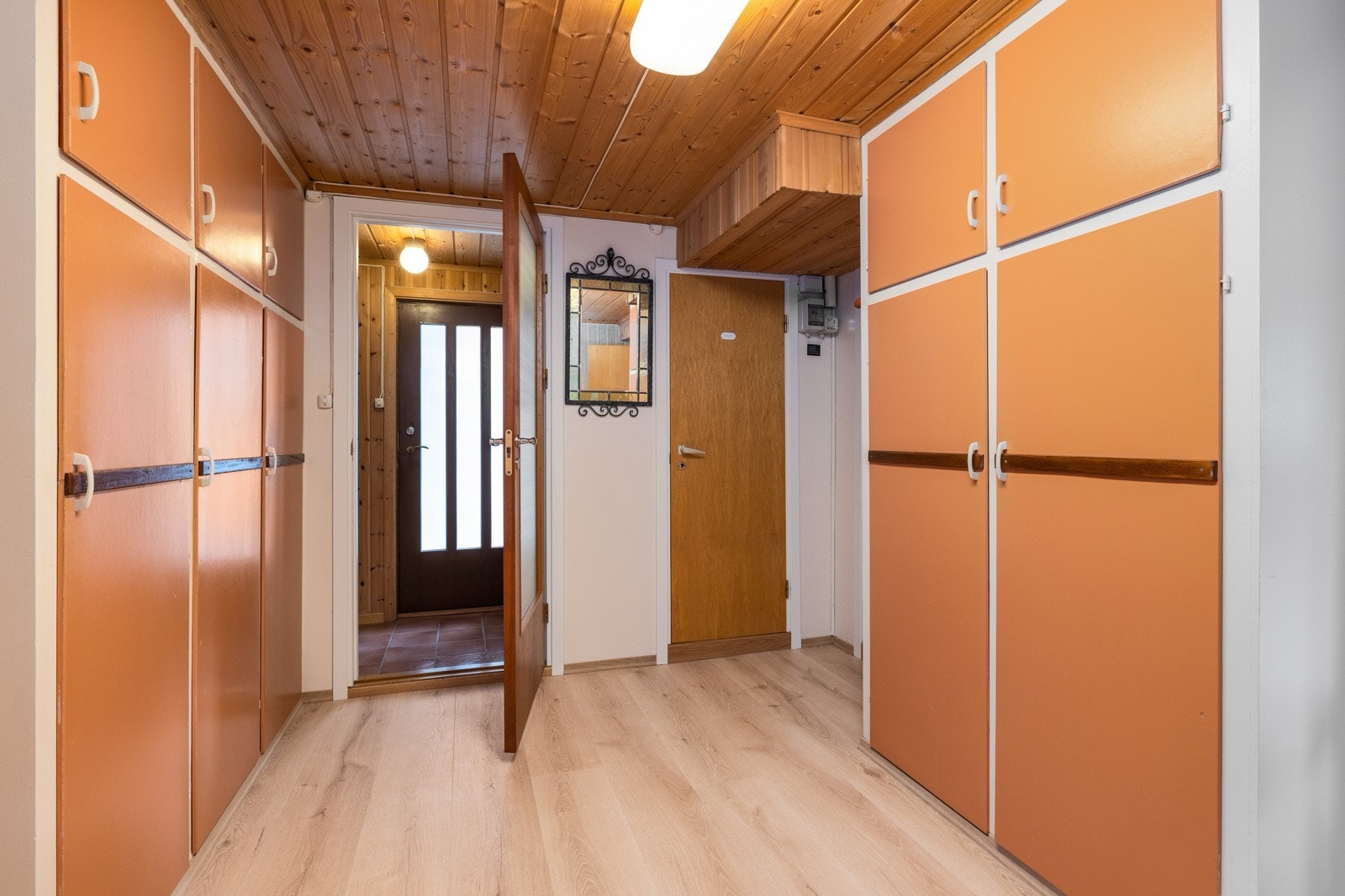 Boligen har en innholdsrik underetasje med egen inngang. Denne har tidligere vært utleid til hybel Galleribilde