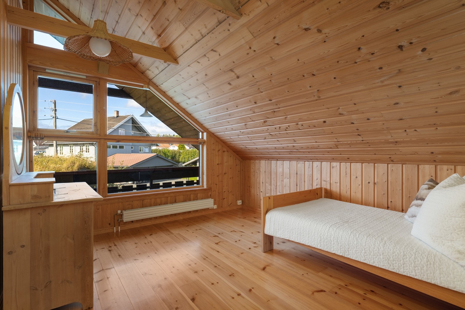 Soverom 2 i 2. etasje har også god størrelse og er lyst og hyggelig med store vinduer Galleribilde