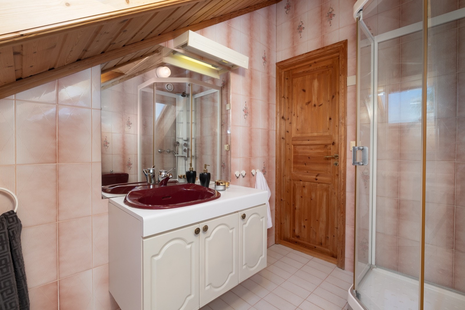 Badet er utstyrt med servant i innredning med speil og belysning over, dusjkabinett og gulvmontert wc. Naturlig avtrekk Galleribilde