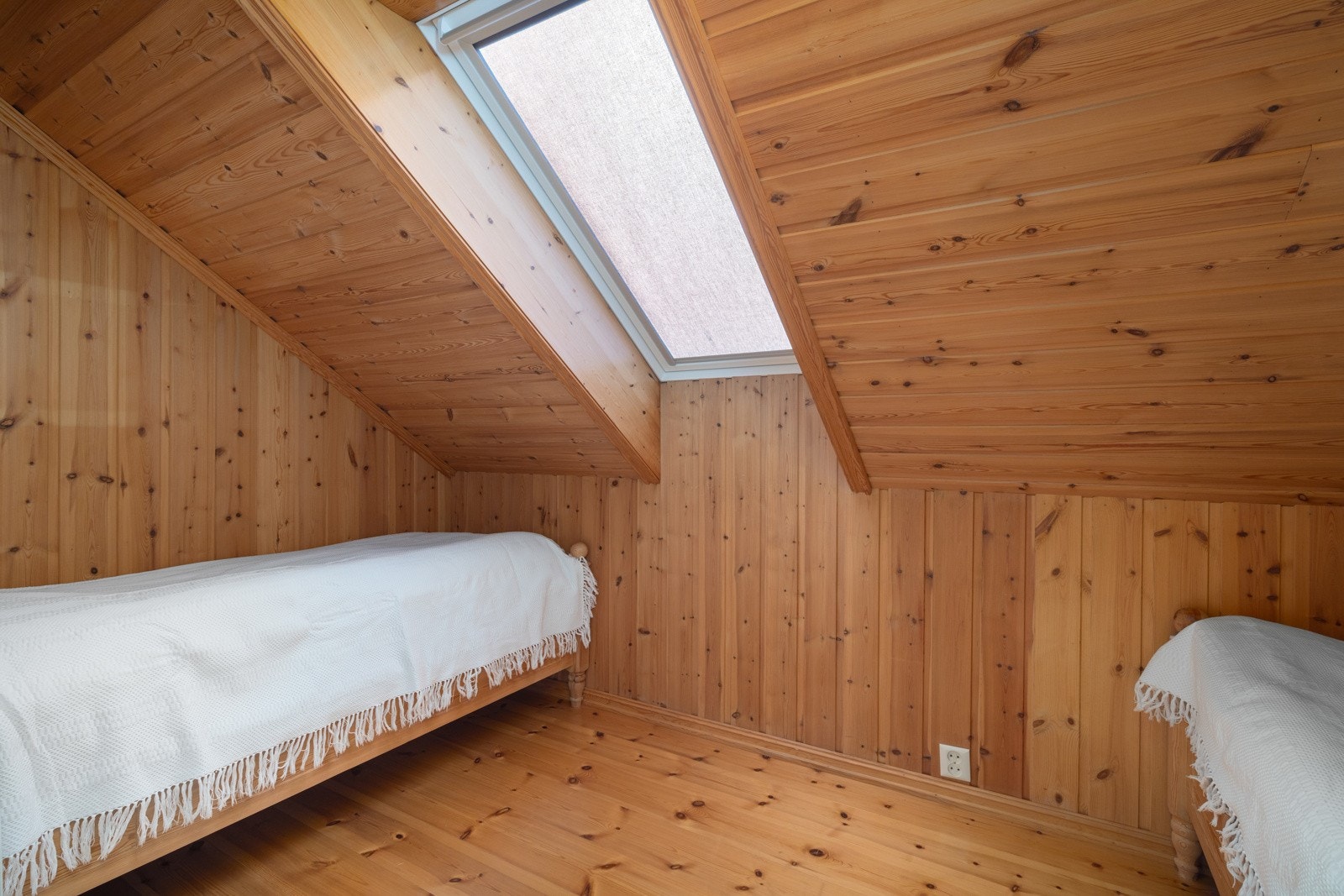 Soverom 3 i 2. etasje har også god størrelse og takvindu Galleribilde