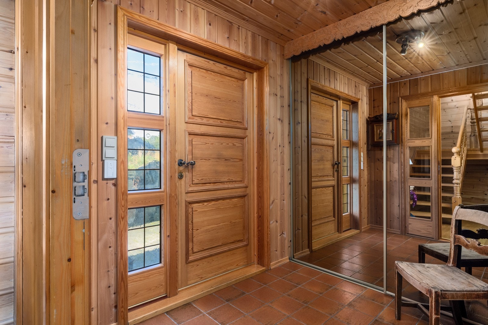 Romslig entre med skyvedørsgarderobe for oppbevaring av klær og sko Galleribilde