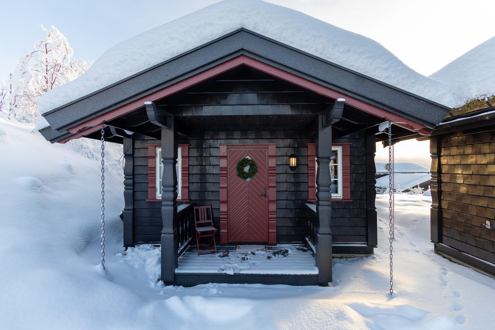 Hytta har også et flott anneks, - perfekt til gjester, familie eller eventuelt utleie. Her finner man også skiboden. Galleribilde