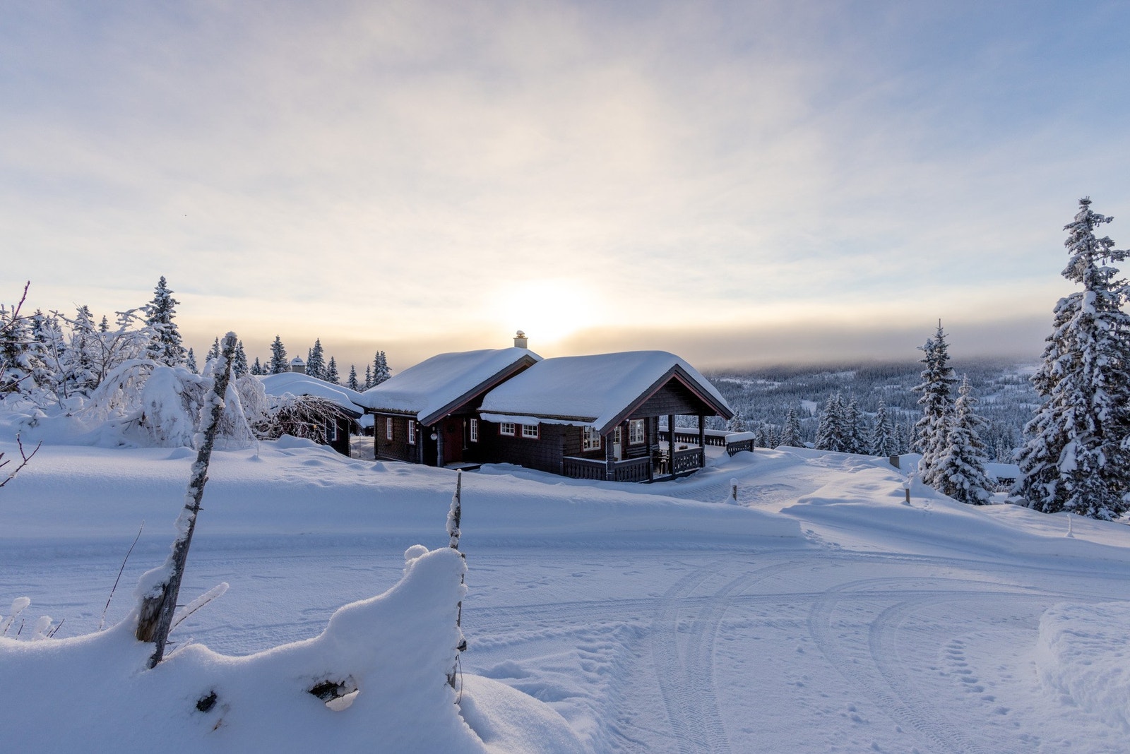 Hytta ligger høyt og fritt på Sør-Skei, i en blindvei uten gjennomgangstrafikk. Galleribilde