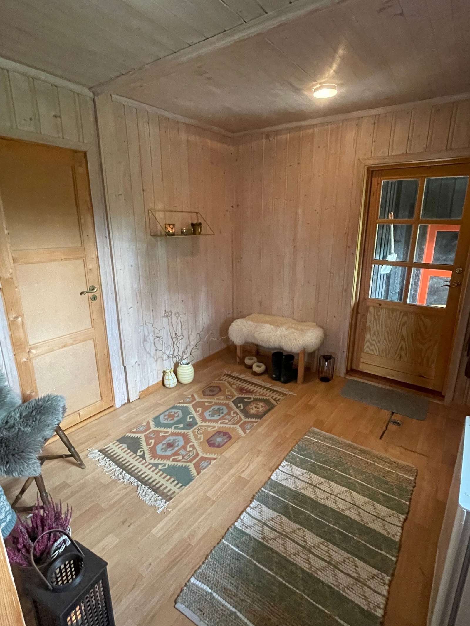 Entrè/gang med god plass til ytterklær og diverse. Luke i gulvet for avkjøling av drikke etc. Galleribilde