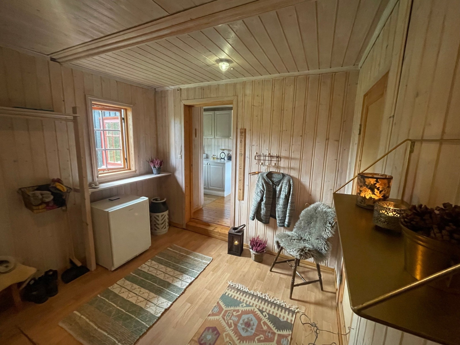 I gangen står også et lite gass-kjøleskap. Galleribilde