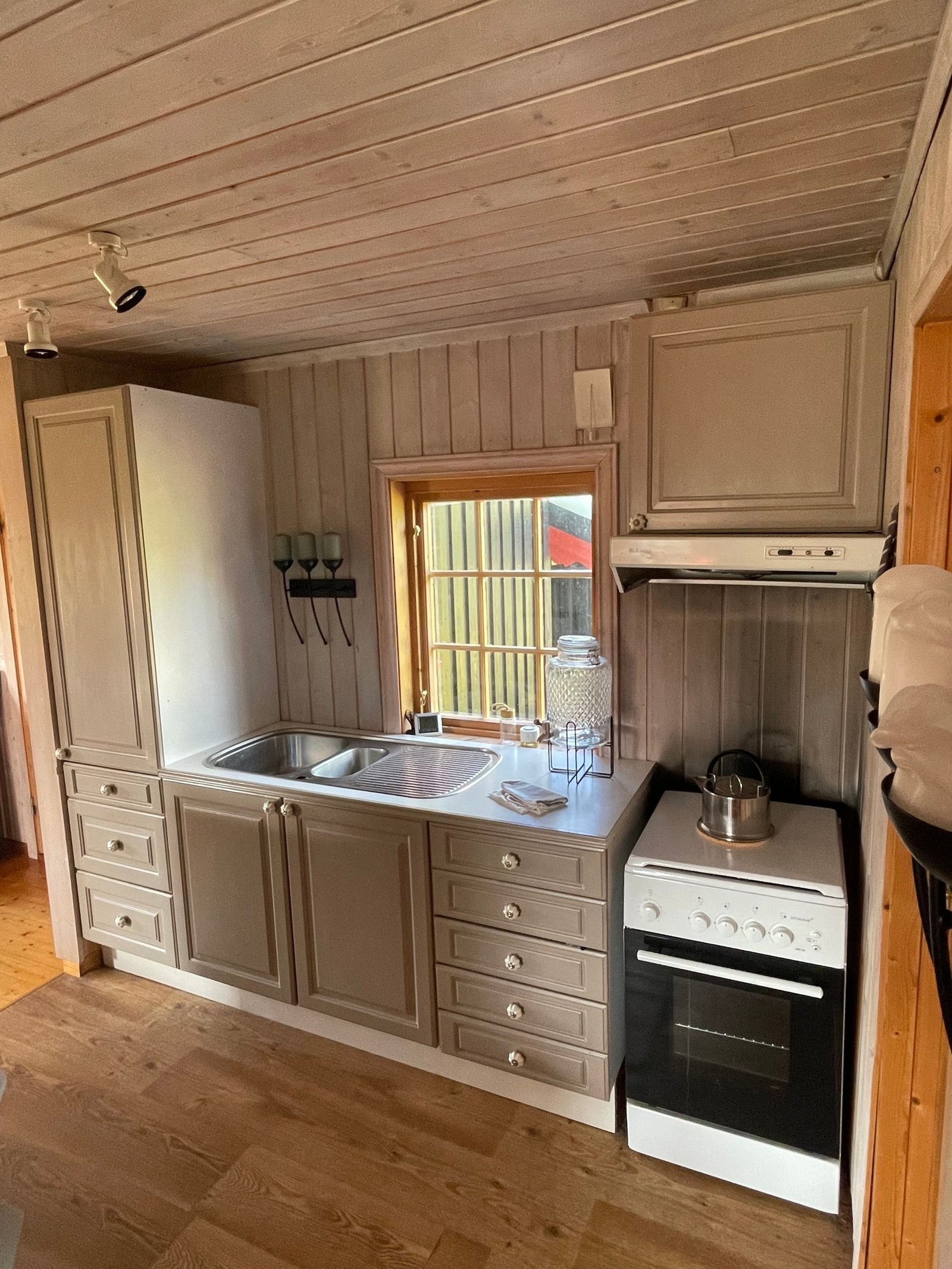 Funksjonelt kjøkken med utslagsvask, gasskomfyr/ovn, mye skapplass og opplegg for vifte. Galleribilde