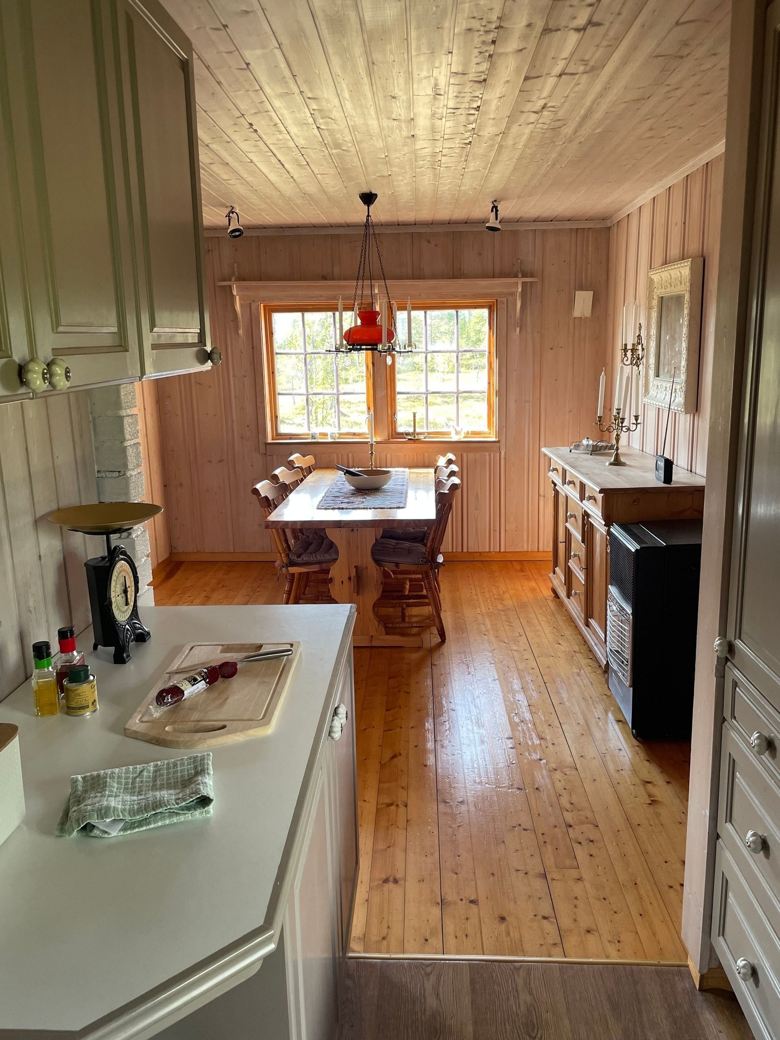 Fra kjøkken mot spisestue. Galleribilde