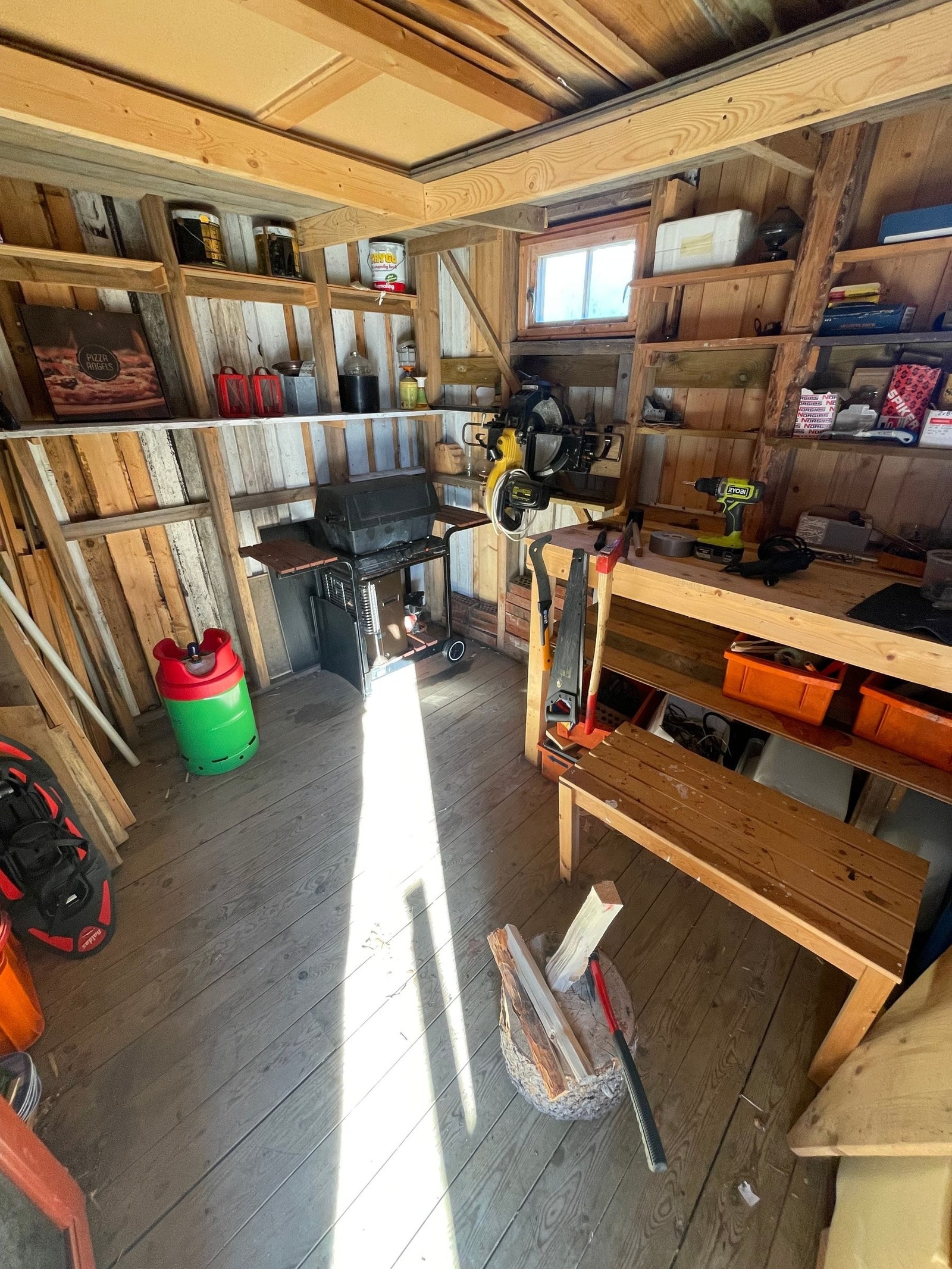 Meget romslig bod med arbeidsbenk og god plass til lagring av ved. Galleribilde
