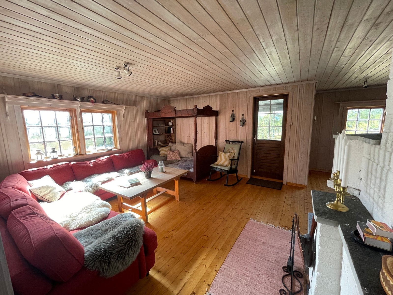 Hyttefølelsen får du i stua med en stor og behagelig sofa, antikk bestefarseng og utgang mot vestvendt terrasse. Galleribilde