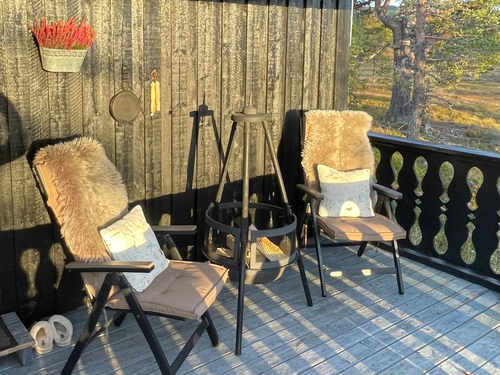 Sola treffer hytta fra tidlig morgen til sen kveld. Galleribilde