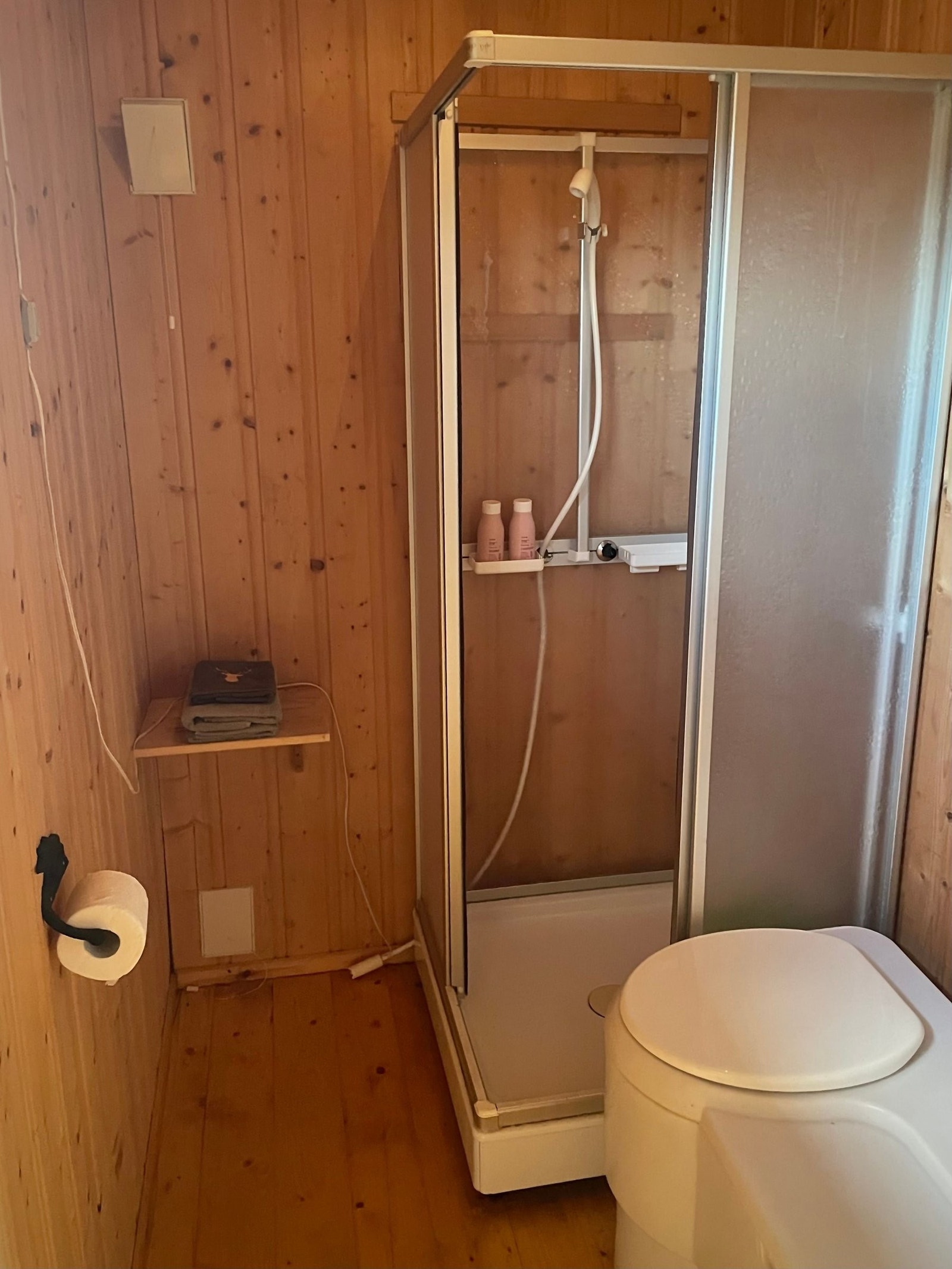 Toalettrom med biodo og pumpedusj. Galleribilde