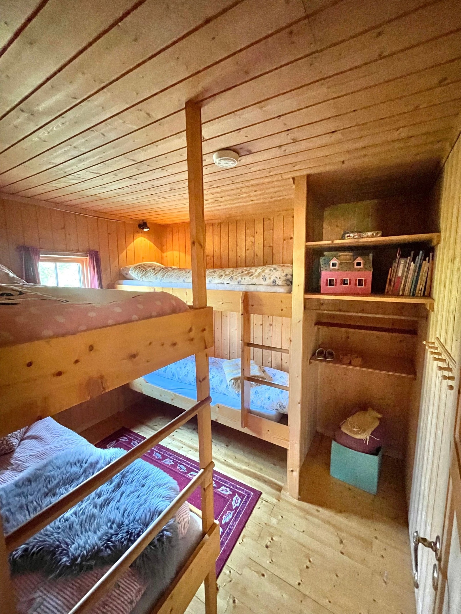 God oppbevaringsplass på soverommet. Galleribilde