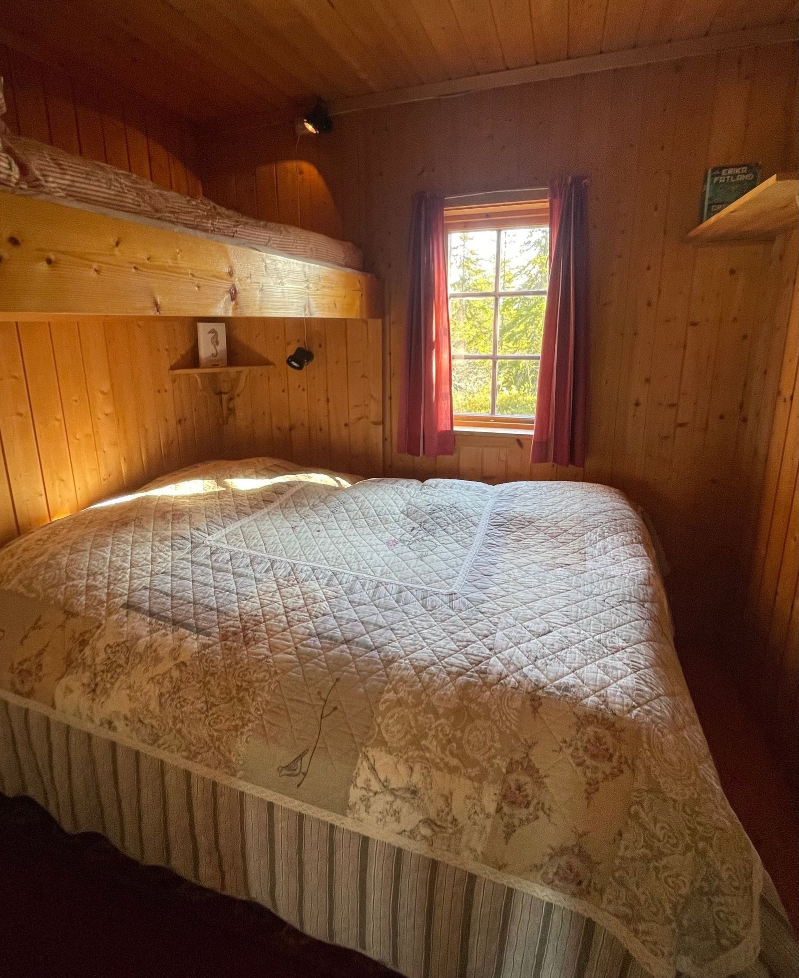 Soverom 1, med dobbeltseng og overkøye. Galleribilde