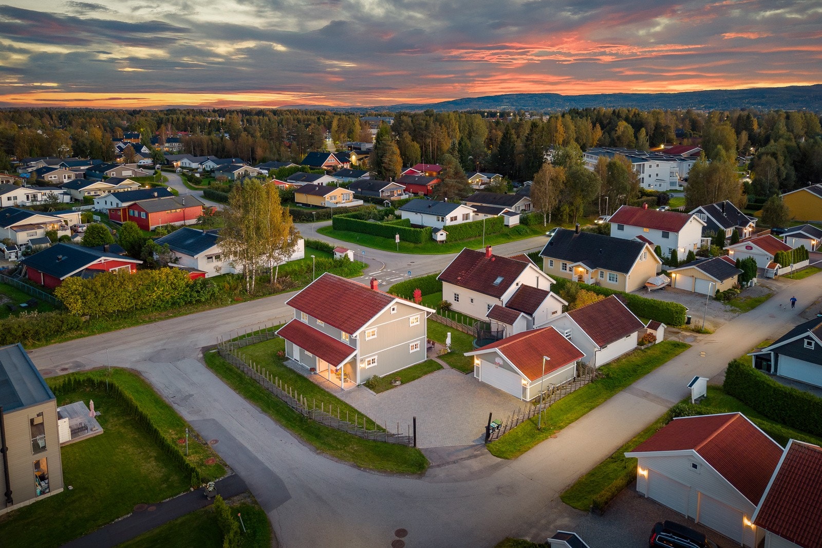 Her får du det beste fra to verdener: et trygt og sosialt bomiljø for familien, kombinert med natur og kort vei til alle nødvendige fasiliteter rett utenfor døren. Galleribilde