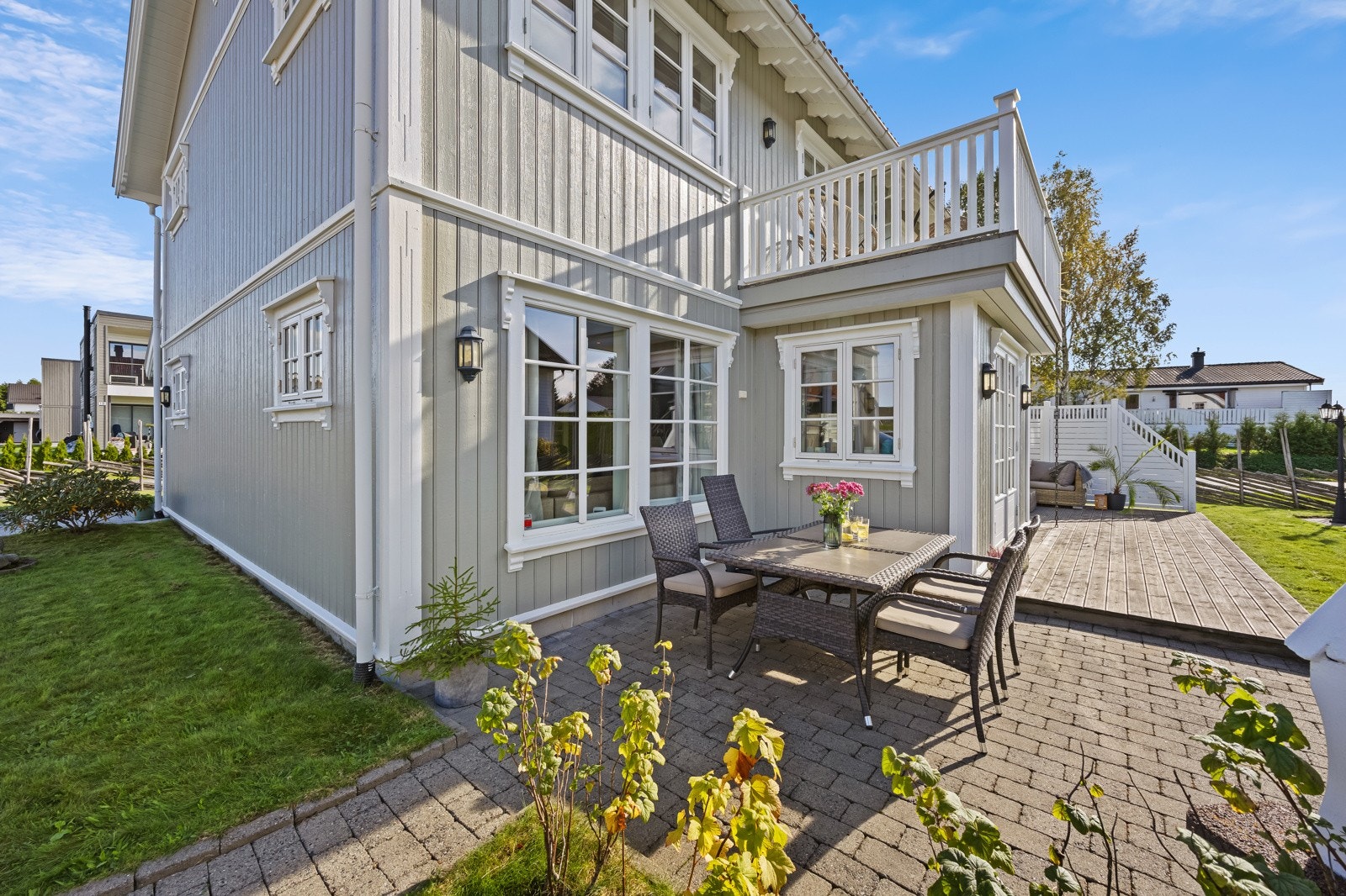 Deler av uteplassen er steinbelagt, og det er etablert en støpt, oppmurt utepeis - perfekt for koselige kvelder med familie og venner. Galleribilde