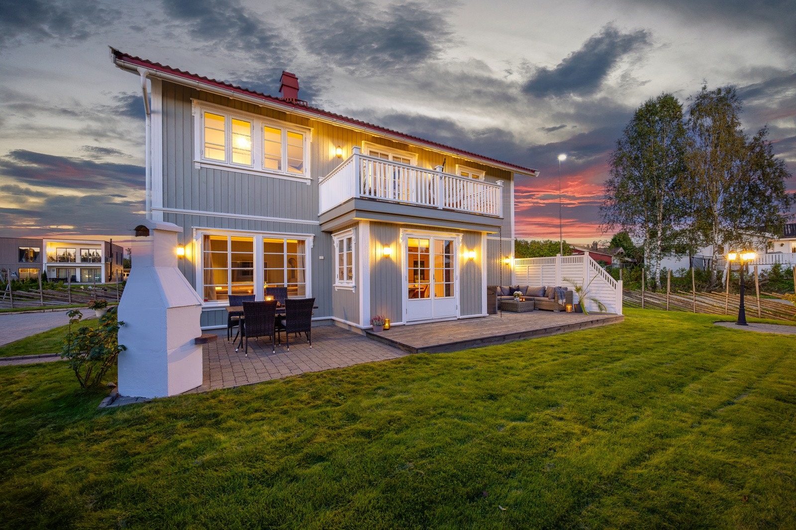 Fasade i kveldslys - et hjem med flott atmosfære og varmt inntrykk. Galleribilde