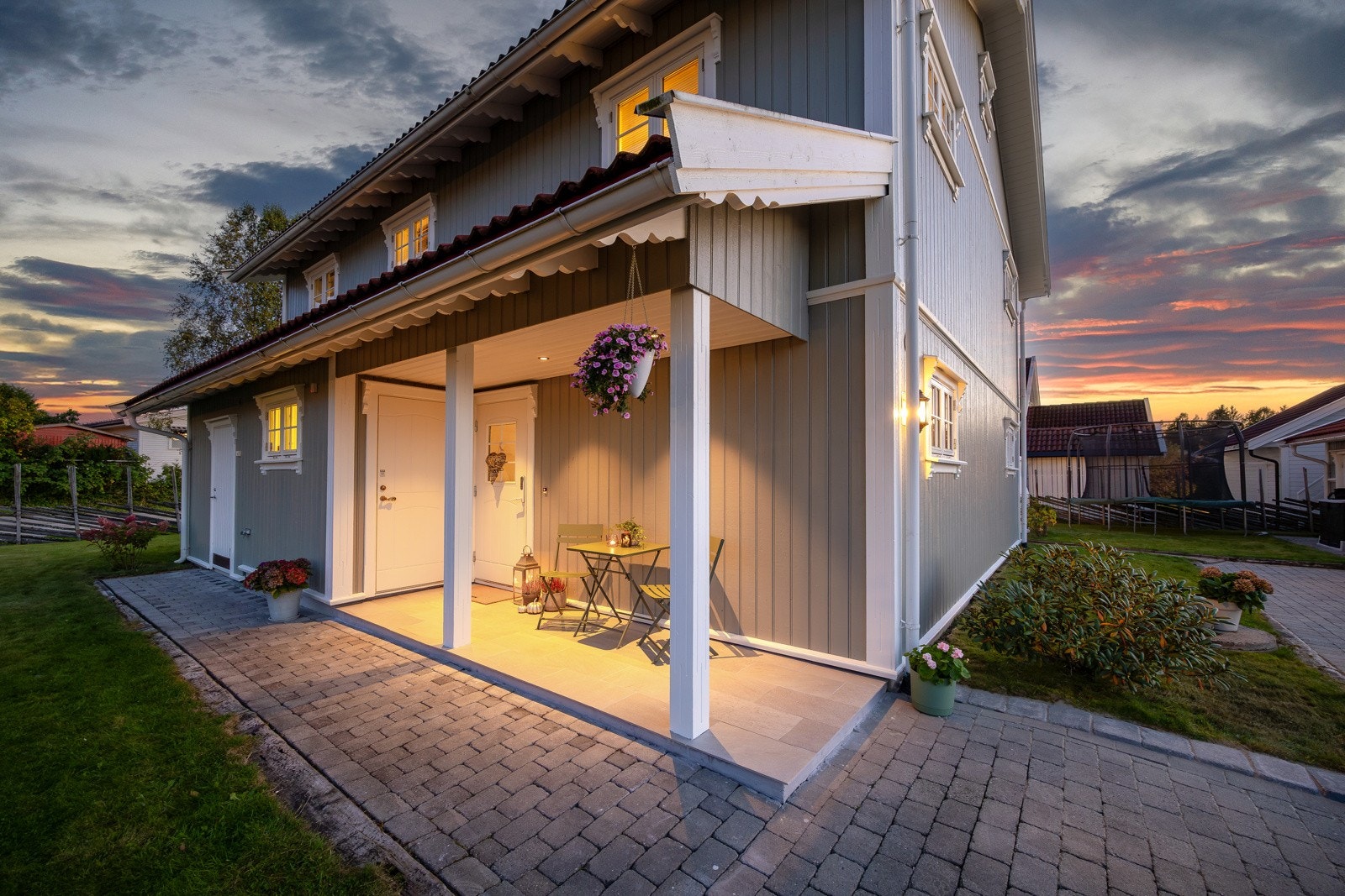 Et flott overbygget inngangsparti ønsker deg velkommen inn for en hyggelig visning! Galleribilde